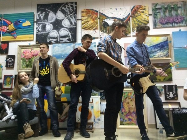 Юні лучани слухали акустичну музику від місцевих гуртів. ФОТО