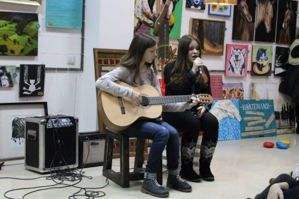 Юні лучани слухали акустичну музику від місцевих гуртів. ФОТО