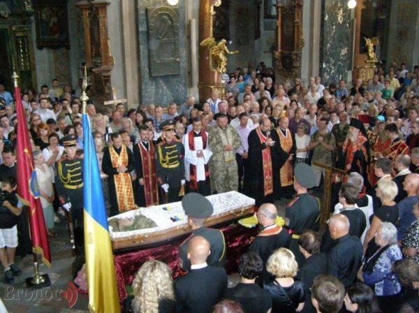 У Львові на колінах прощалися із Героєм Василем Сліпаком. ФОТО 