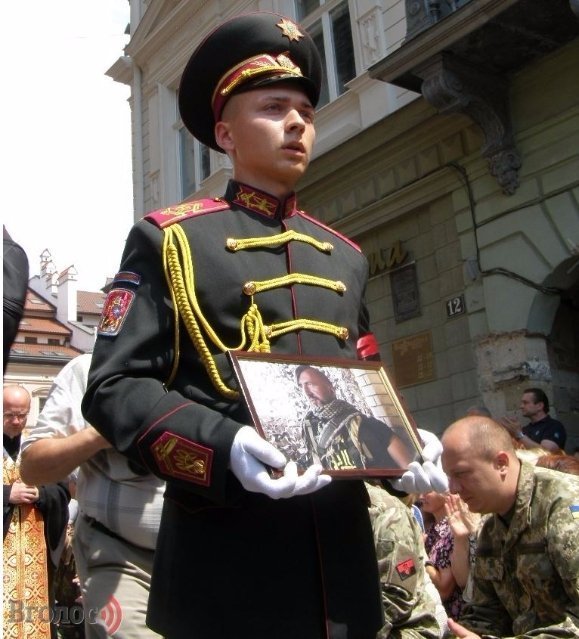 У Львові на колінах прощалися із Героєм Василем Сліпаком. ФОТО 