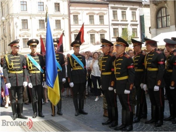 У Львові на колінах прощалися із Героєм Василем Сліпаком. ФОТО 