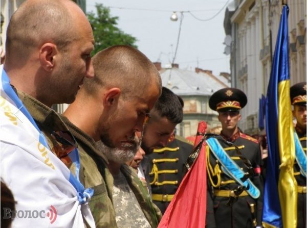 У Львові на колінах прощалися із Героєм Василем Сліпаком. ФОТО 