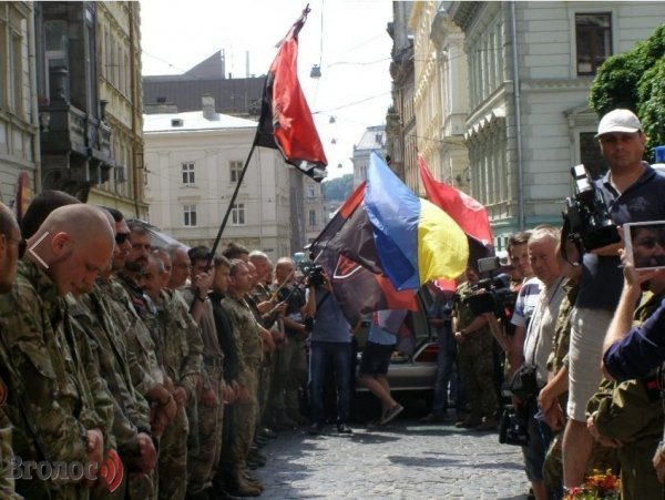 У Львові на колінах прощалися із Героєм Василем Сліпаком. ФОТО 
