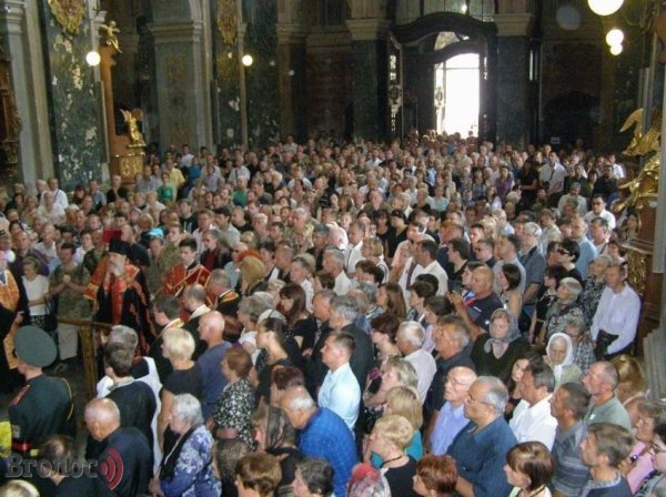 У Львові на колінах прощалися із Героєм Василем Сліпаком. ФОТО 