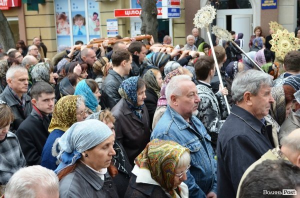 Під час хресної ходи у Луцьку окропили навіть мормонів