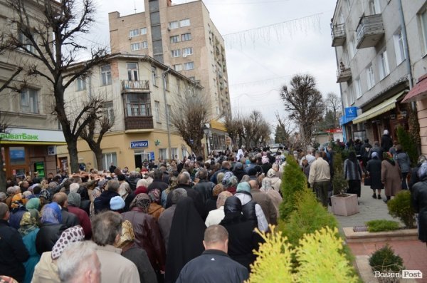 Під час хресної ходи у Луцьку окропили навіть мормонів