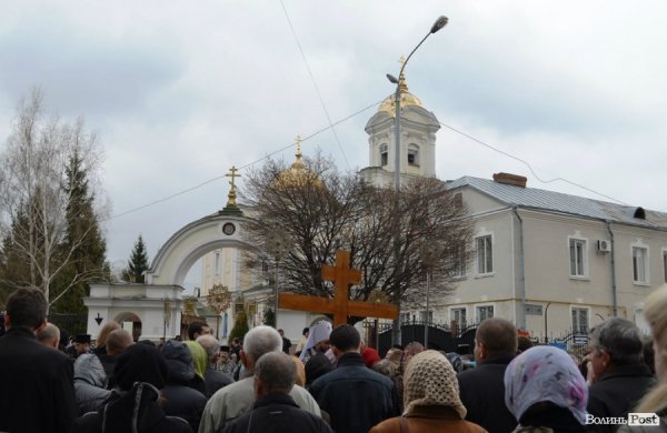 Під час хресної ходи у Луцьку окропили навіть мормонів