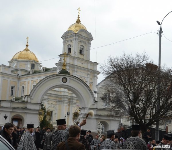 Під час хресної ходи у Луцьку окропили навіть мормонів