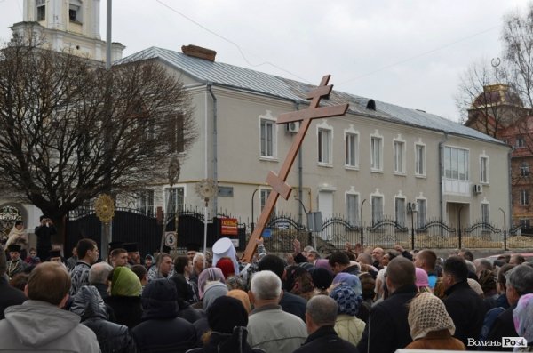 Під час хресної ходи у Луцьку окропили навіть мормонів