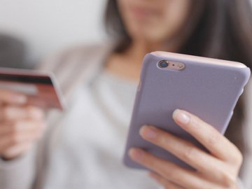 Дівчину з Волині, яка через інтернет хотіла за 20 тисяч купити телефон, «кинули» на гроші