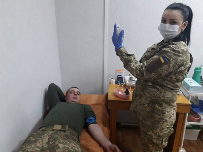 Волинська медсестра: Навіть під обстрілами знаходиться час для свята