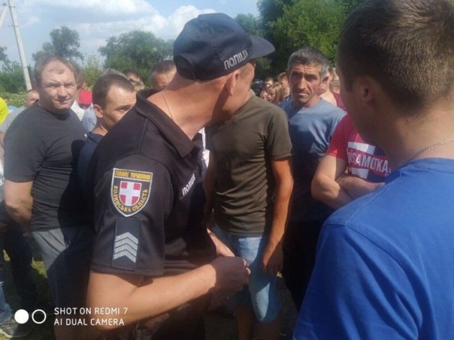 На Горохівщині – скандал: більше сотні селян прийшли на мітинг проти орендаря ставка. ФОТО. ВІДЕО