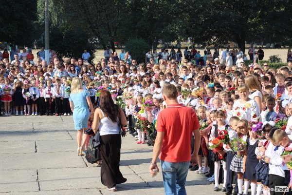 Перший дзвінок у луцькій школі пролунав із нотками суму. ФОТО