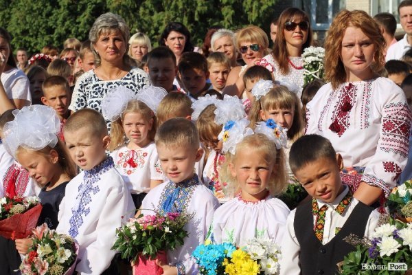 Перший дзвінок у луцькій школі пролунав із нотками суму. ФОТО