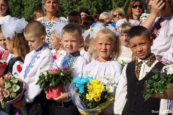 Перший дзвінок у луцькій школі пролунав із нотками суму. ФОТО
