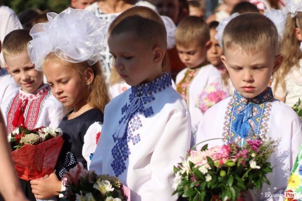 Перший дзвінок у луцькій школі пролунав із нотками суму. ФОТО
