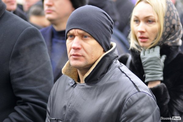 Фото прощання з міським головою Луцька Миколою Романюком