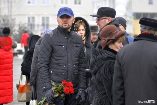 Фото прощання з міським головою Луцька Миколою Романюком