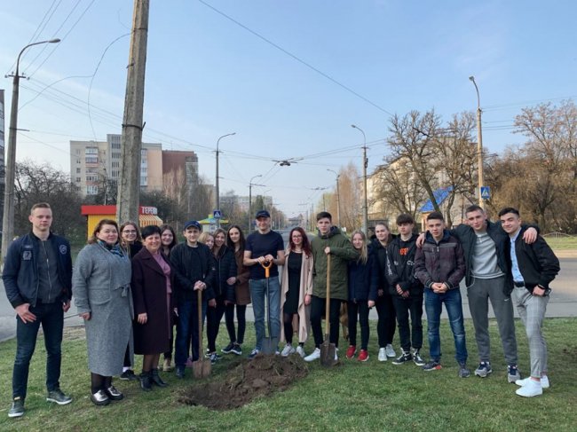 «Усе має бути красиво»: як луцький депутат зі школярами дерева садив. ФОТО