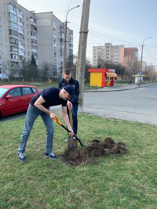 «Усе має бути красиво»: як луцький депутат зі школярами дерева садив. ФОТО