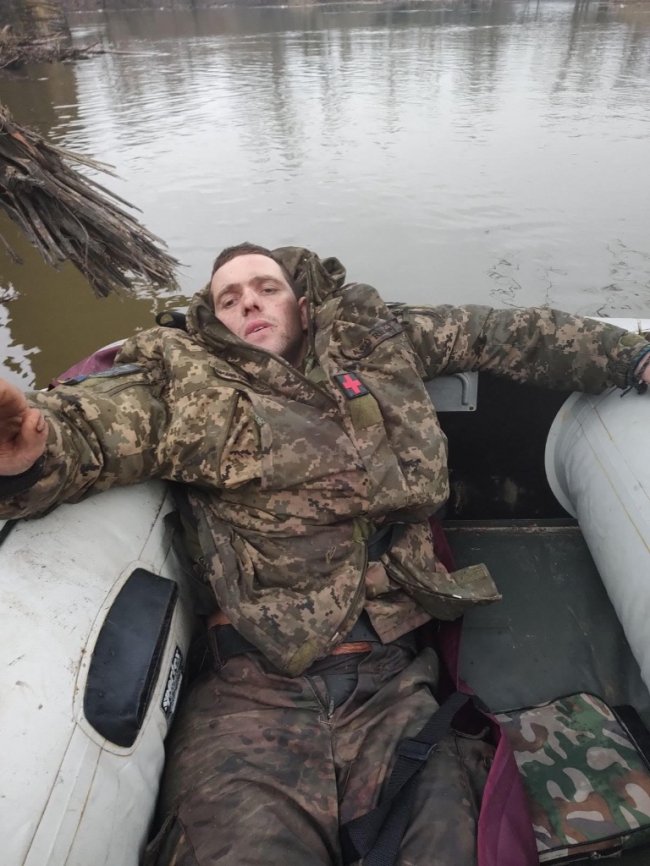 Волинянину, який три дні лежав з простреленими кінцівками на бойовій позиції, врятуватися допоміг пес