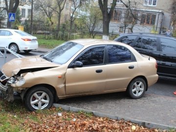 Аварія в Луцьку: авто протаранило паркан біля школи. ФОТО. ВІДЕО