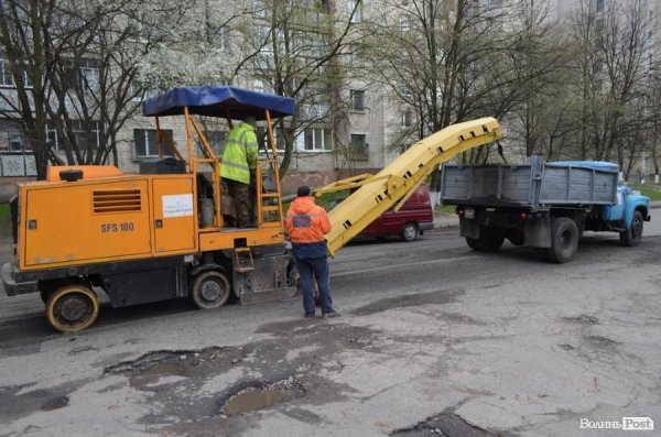 У Луцьку на вулиці Кравчука проводять капітальний ремонт автодороги. ФОТО