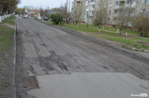 У Луцьку на вулиці Кравчука проводять капітальний ремонт автодороги. ФОТО