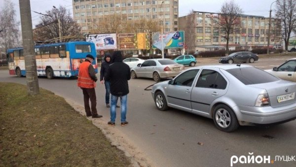  У Луцьку тролейбус пошкодив автомобіль. ФОТО