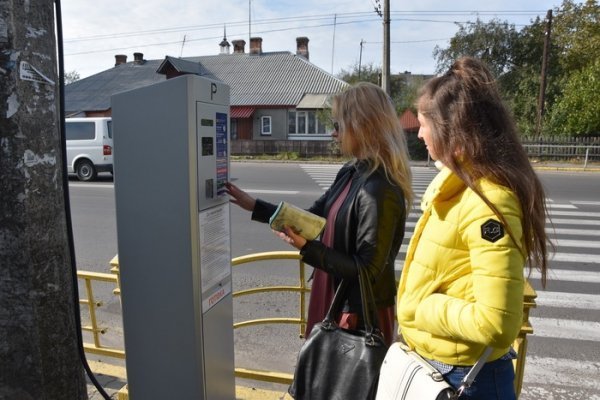 У Луцьку відкрили першу платну комунальну парковку. ФОТО