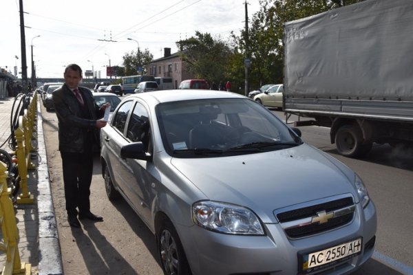 У Луцьку відкрили першу платну комунальну парковку. ФОТО