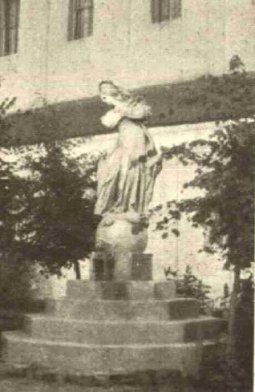 Скульптура Божої Матері біля костелу