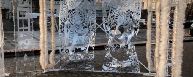 У центрі Луцька вандали знищили святкову витинанку