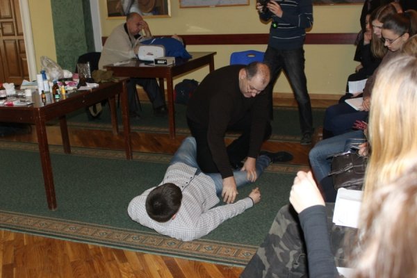 У волинському «Правому секторі» показали, як рятувати поранених. ФОТО