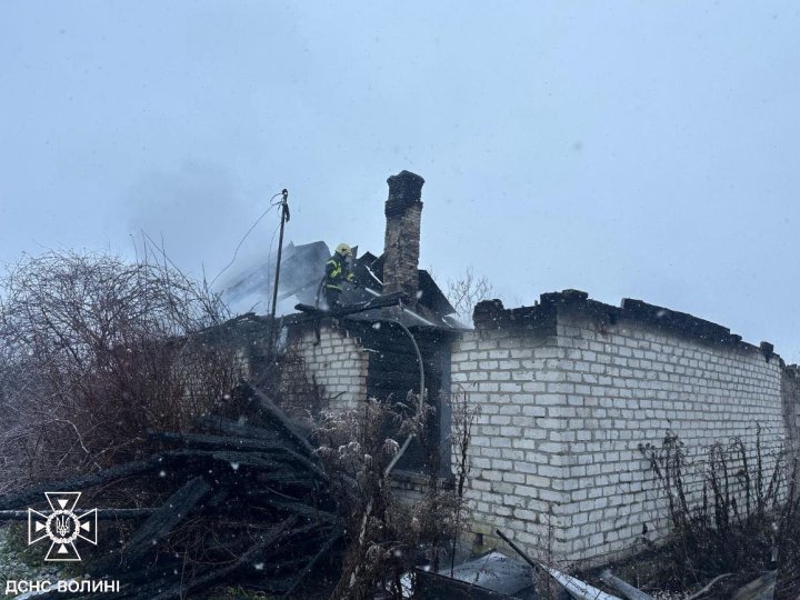 Вогонь охопив одну з кімнат: на Волині під час пожежі будинку загинула жінка