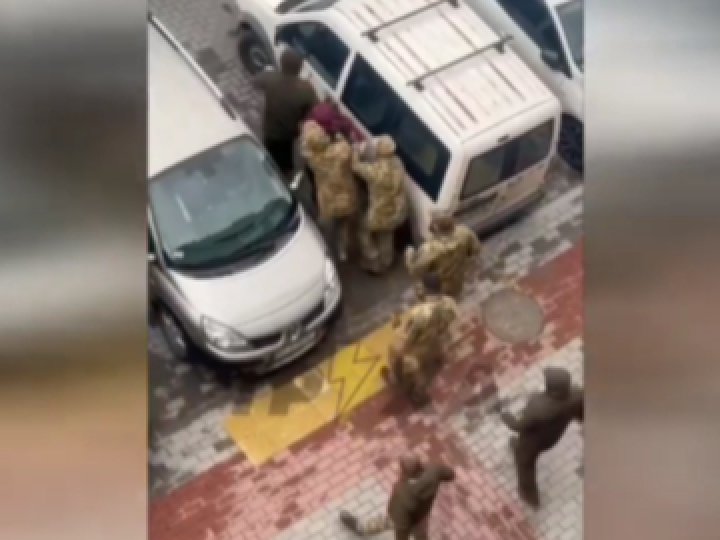 У Луцьку чоловіка наздогнали у під'їзді та силоміць «мобілізували»: як прокоментували ситуацію у ТЦК