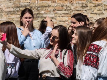 У ВНУ в День вишиванки зібрали для ЗСУ понад 60 тисяч гривень. ВІДЕО, ФОТО