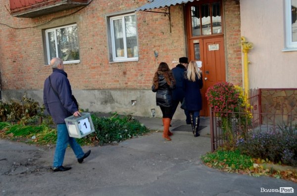 Лучани активно голосують вдома. ФОТО