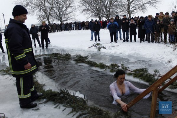 Водохреще в Іваничах: пірнання і колядки