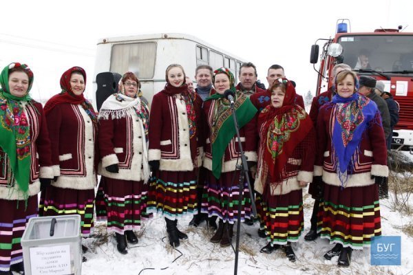 Водохреще в Іваничах: пірнання і колядки