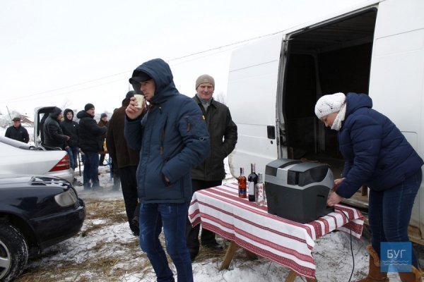 Водохреще в Іваничах: пірнання і колядки