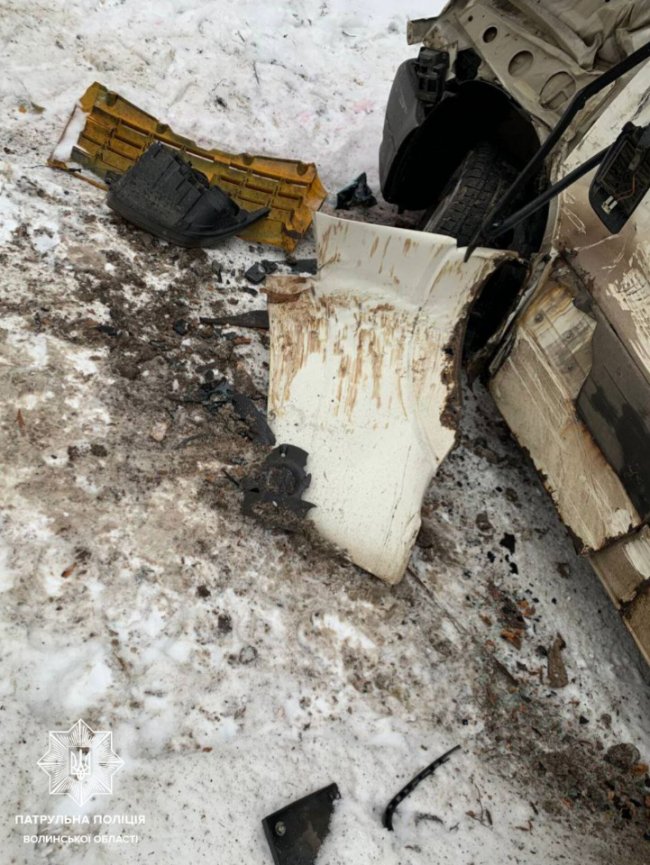 Аварія в Луцьку: машина влетіла в дерево