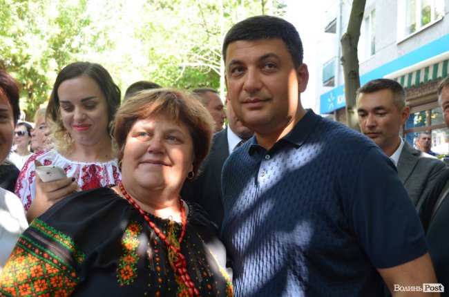 Щастя молодим та селфі-бум: як Гройсман гуляв центром Луцька. ФОТО