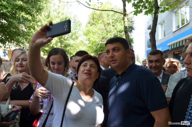 Щастя молодим та селфі-бум: як Гройсман гуляв центром Луцька. ФОТО