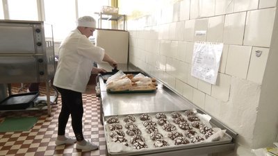 На роботу – вночі: як працюють при відключеннях світла їдальні у школах Луцька