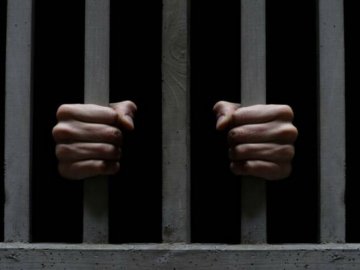 На Одещині в'язень з ножем напав на правоохоронця