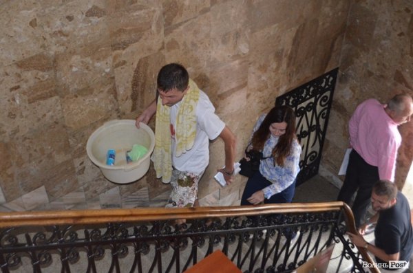 Лучанин помився в міській раді на очах у депутатів. ФОТО. ВІДЕО