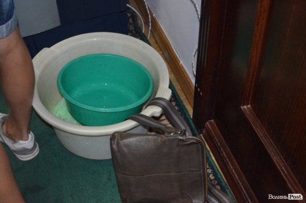 Лучанин помився в міській раді на очах у депутатів. ФОТО. ВІДЕО