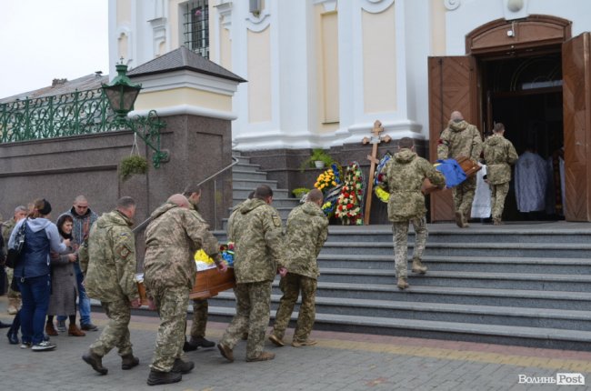 «Він захищав не лише свою сім‘ю»: у Луцьку попрощалися з Героєм. ФОТОРЕПОРТАЖ