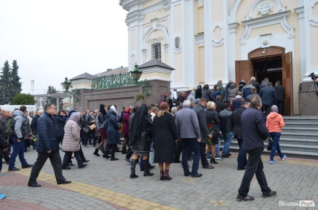 «Він захищав не лише свою сім‘ю»: у Луцьку попрощалися з Героєм. ФОТОРЕПОРТАЖ